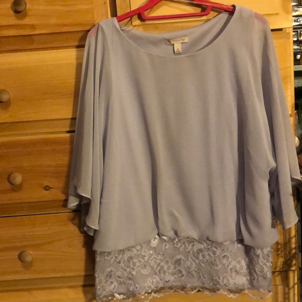 Lavender flow sleeve blouse with lace trim hem